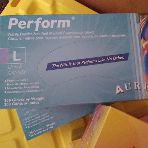 2 Boxes Nitrile gloves and 2 Boxes of Surgical Masks, Made in Canada - Picture 2 of 5